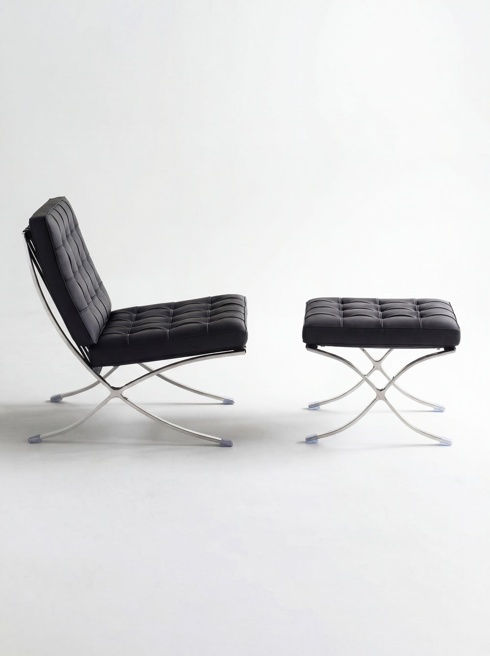 Fauteuil Lounge & Repose-Pieds – Cuir Véritable Noir et Structure Chromée Sculpturale